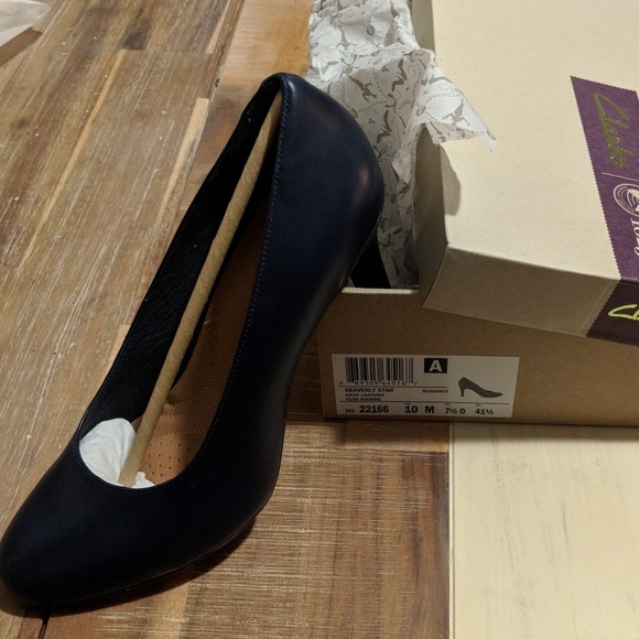 Clarks Genuine Leather Navy Pump - Picture 3 of 5